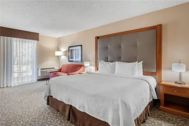 غرفة بسرير كينج، Best Western Plus Oak Harbor Hotel & Conference Center 2/3