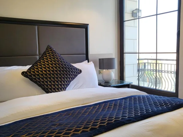 جناح تنفيذي، Ambassador Hotel 2/9