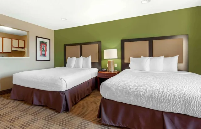 غرفة بسريرين كوين بمطبخ لذوي الإعاقة، Studio 6 Corporate Extended Stay Chicago Lisle IL 3/7