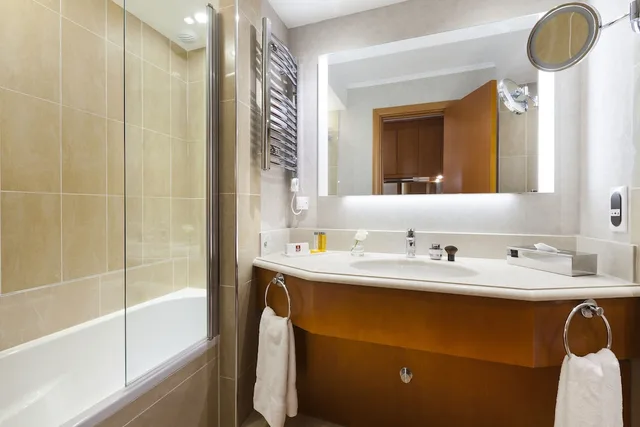 غرفة كومفورت بإطلالة على المسبح بشرفة، Neho Suites Cannes Croisette 2/2