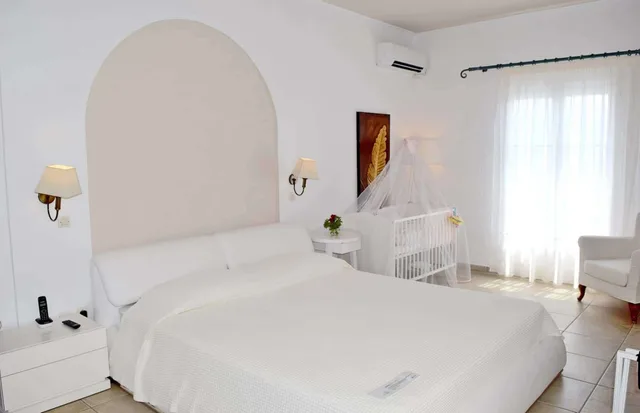 جناح شهر العسل بسرير مزدوج وسريرين منفصلين بإطلالة على البحر، Aegialis Hotel And Spa 1/3