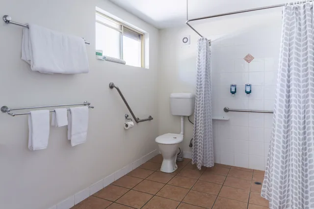 غرفة بسرير كوين وسرير فردي لذوي الإعاقة، Anchor Motel Noosa 3/5