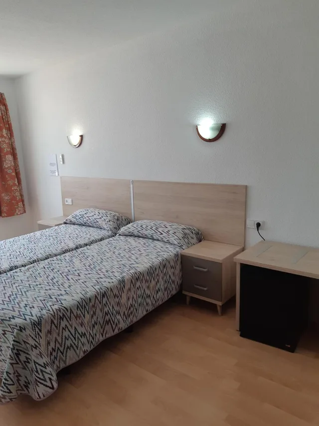 Room, Twin Beds, Street View، Hotel Condestable 2/8