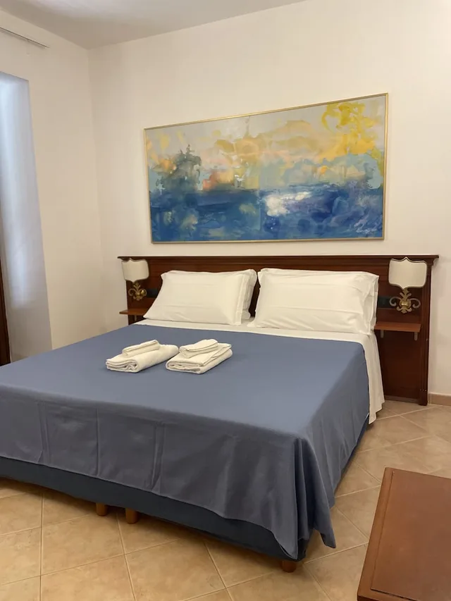 غرفة بسريرين مزدوجين بإطلالة على البحر، Hotel Villa de Pasquale 2/6