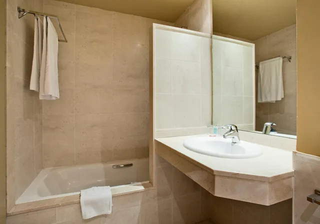 Room, Twin Beds, Lateral Side Sea View، Ilunion Fuengirola 7/7