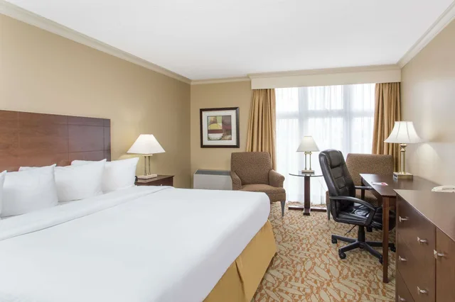 غرفة بسرير كينج، Ramada By Wyndham Cornwall 2/4
