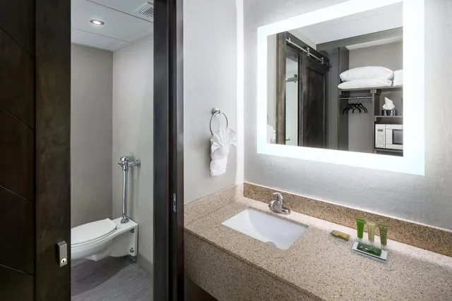 غرفة ديلوكس بسريرين كوين، Bismarck Hotel and Conference Center 2/2