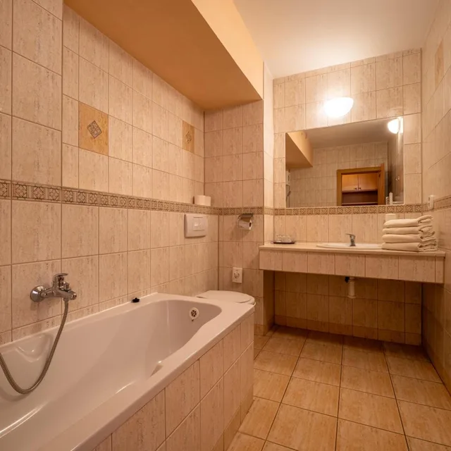 جناح، Hotel Boboty 9/9
