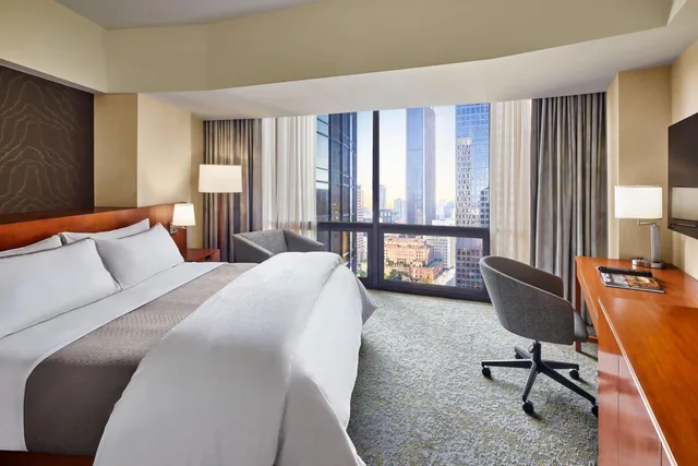1 Bedroom, Green, Tower, Suite, King Bed, City View، Westin Bonaventure 2/7