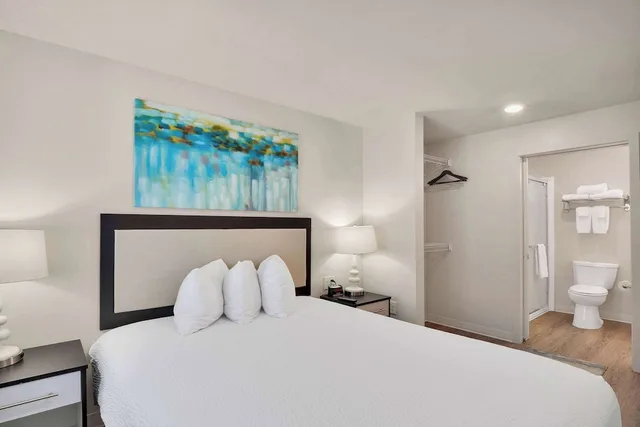 جناح بسريرين كوين بشرفة بغرفتي نوم، WaterWalk Extended Stay by Wyndham Raleigh - RTP 5/8