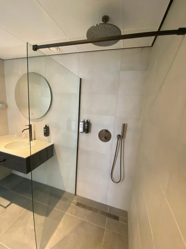 غرفة ديلوكس بسرير مزدوج بشرفة في الطابق العلوي، Ibis Styles Den Haag Scheveningen 8/9