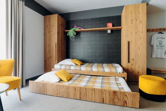 غرفة كومفورت رباعية بسرير كينج بإطلالة على الجبل بغرفة نوم واحدة مع أريكة، Plan B Hotel - Living Chamonix 3/9
