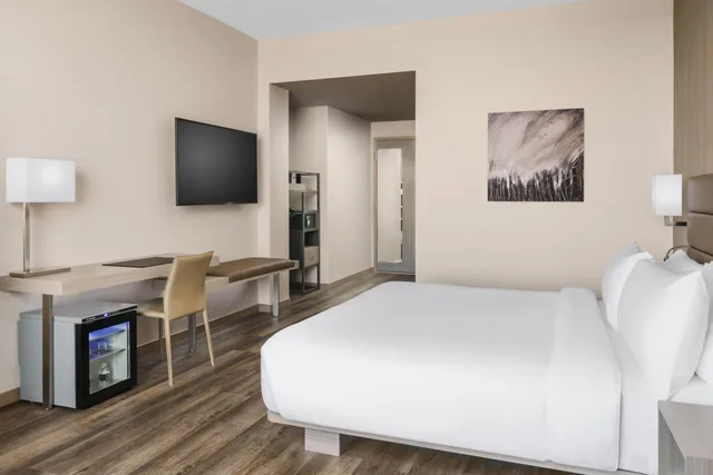 غرفة قياسية بسرير كينج بحوض استحمام لذوي الإعاقة، AC Hotel by Marriott Bethesda Downtown 5/8