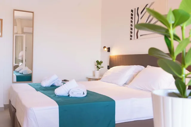 استوديو كومفورت بسريرين منفصلين بإطلالة على المسبح بشرفة مع أريكة، Residence Villa Giardini 3/8