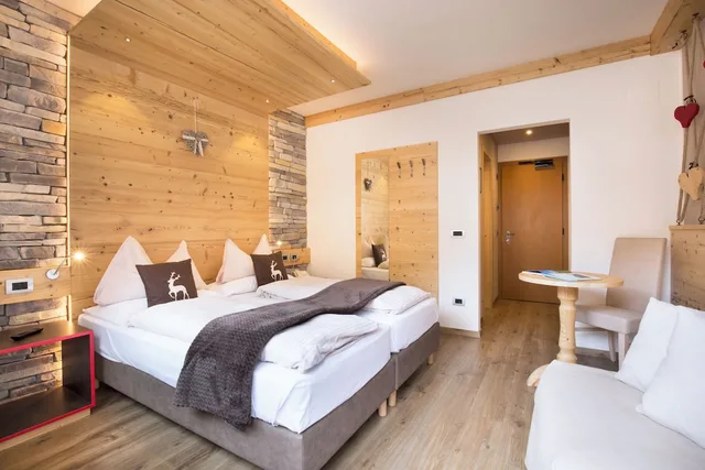 غرفة بسريرين منفصلين بإطلالة على الجبل، HOTEL AZOLA 5/10