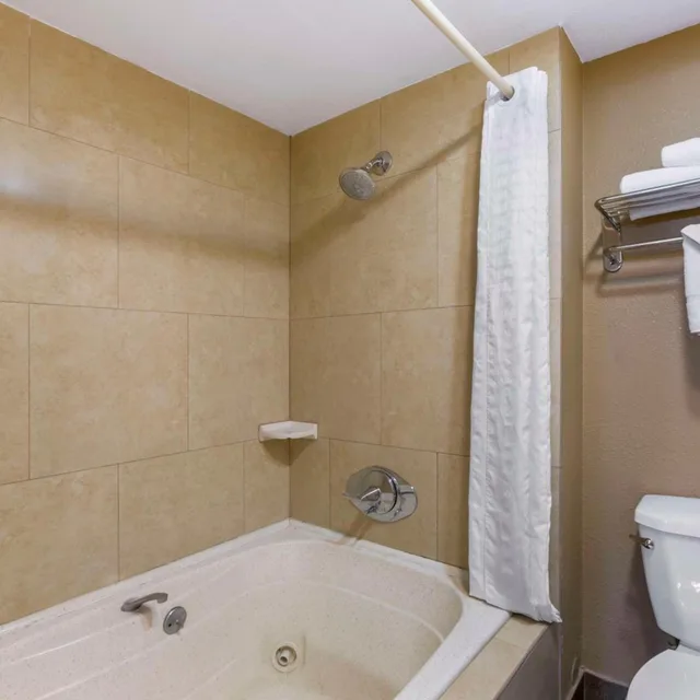 جناح جونيور، Royal Sun Inn & Suites 5/5