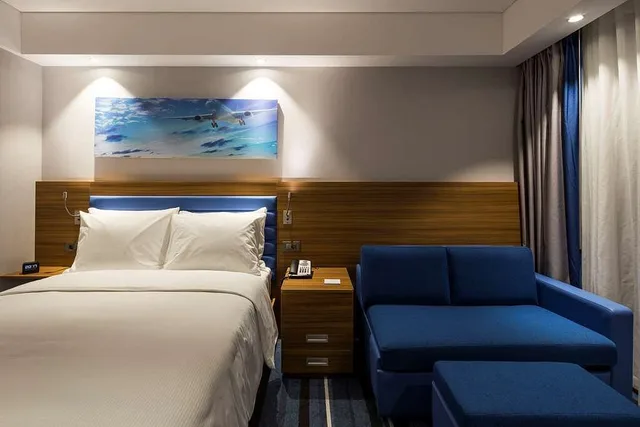 غرفة بسرير كينج بشرفة مع أريكة، Hampton By Hilton Istanbul Sabiha Gokcen Airport 1/1