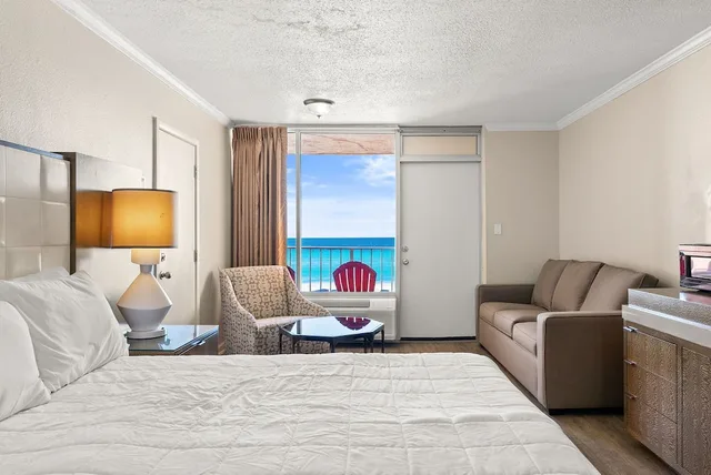غرفة قياسية بسرير كينج بشرفة مع أريكة، Seahaven Beach Hotel 5/10