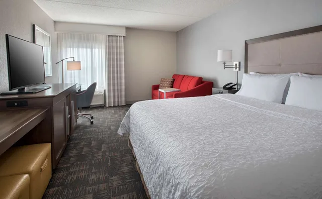 Study, King Bed, Sofa، Hampton Inn Boston Logan Airport 2/3