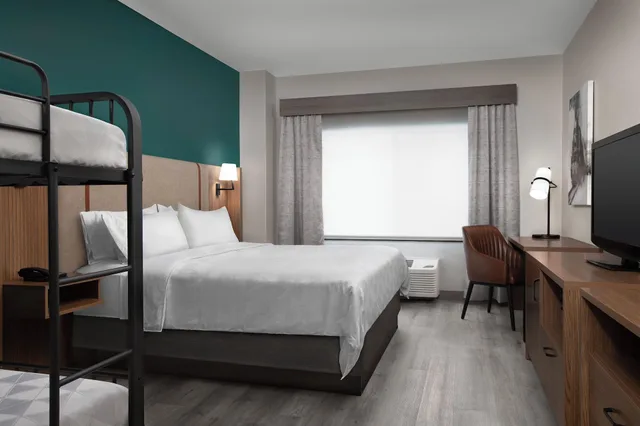 Standard, Multiple Beds، Holiday Inn & Suites Durango Downtown 2/3