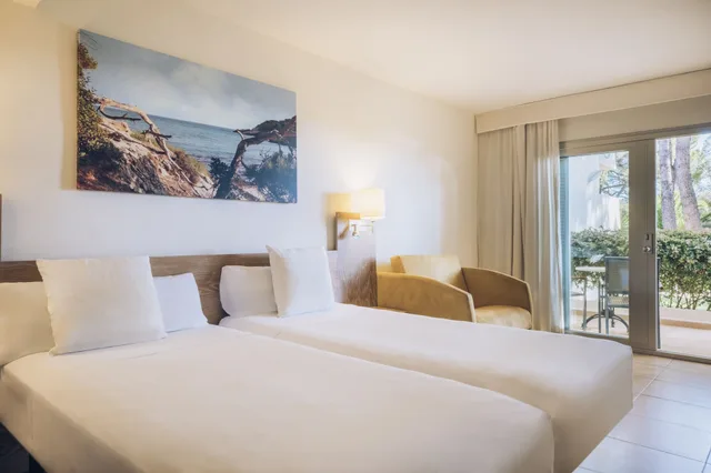 غرفة بسريرين منفصلين بإطلالة على البحر، Iberostar Waves Pinos Park 1/5