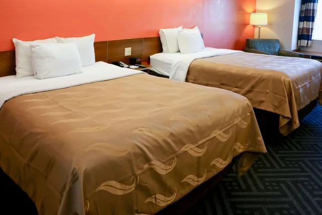 غرفة قياسية بسريرين كوين، Quality Inn and Suites Watertown Fort Drum 2/8