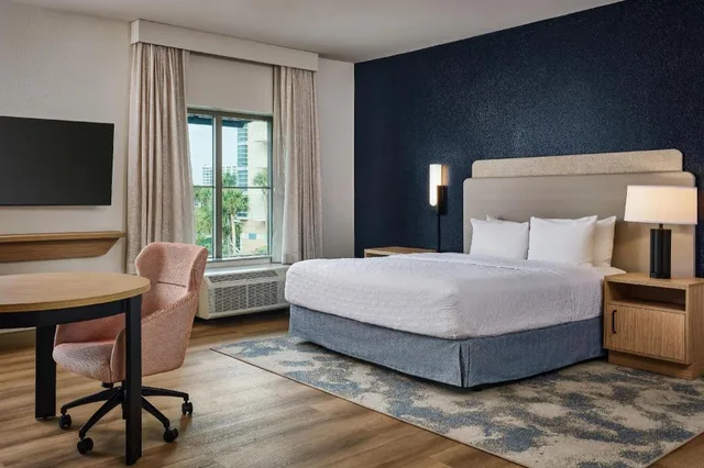 جناح استوديو بسرير كينج مع أريكة بحوض استحمام لذوي الإعاقة، Hampton Inn & Suites Destin 2/5