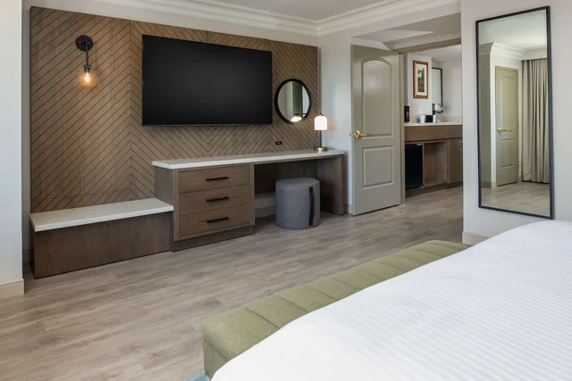 2 Rooms, Governor, Suite, King Bed, Corner، Embassy Suites by Hilton Sacramento Riverfront Promenade 4/8