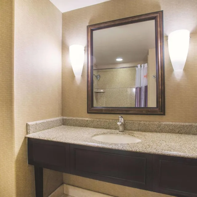 غرفة تنفيذية بسريرين كوين مع أريكة، La Quinta Inn & Suites by Wyndham Ely 9/10