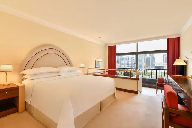 غرفة ديلوكس بسرير كينج بشرفة بإطلالة للمدخنين، Sheraton Grand Doha Resort & Convention Hotel 3/10