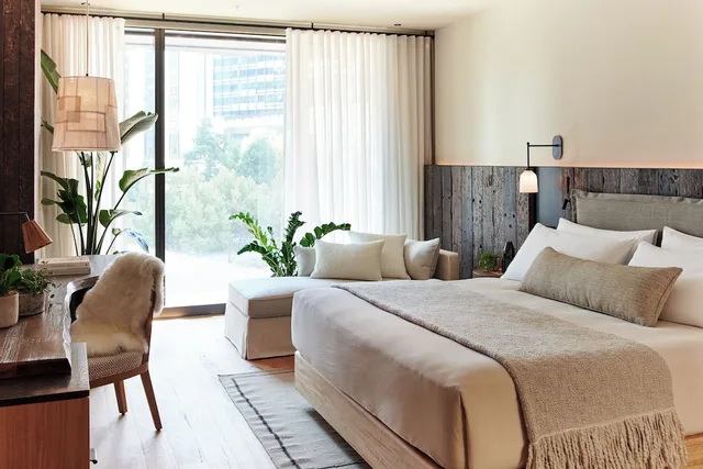 City, Suite, King Bed, 1 Hotel Melbourne 2/4