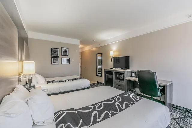 غرفة بسريرين مزدوجين، La Quinta Inn and Suites by Wyndham Granbury 1/6