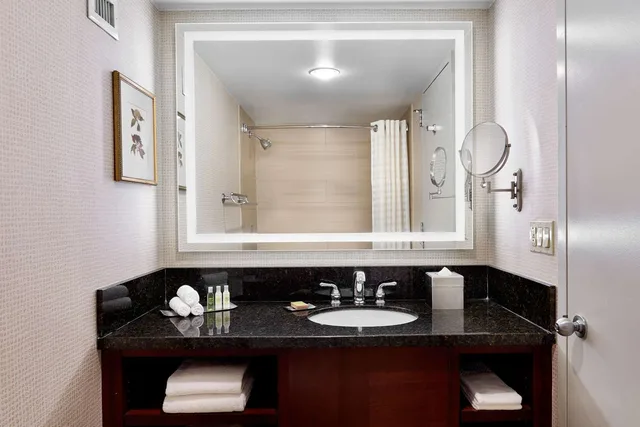 غرفة بسرير كوين بحوض استحمام لذوي الإعاقة، Doubletree By Hilton Hotel Philadelphia Center City 2/3