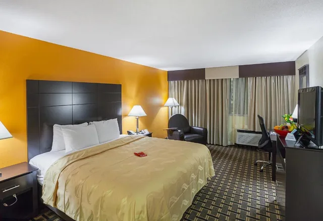 جناح بسرير كينج، Quality Inn & Suites Cincinnati Downtown Area 2/6