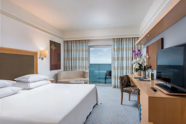 Superior, Double Bed, Sea View, Pestana Carlton Madeira 3/9