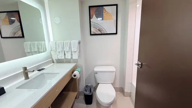 غرفة بسريرين كوين مع أريكة، Wingate by Wyndham Athens Near Downtown 6/9