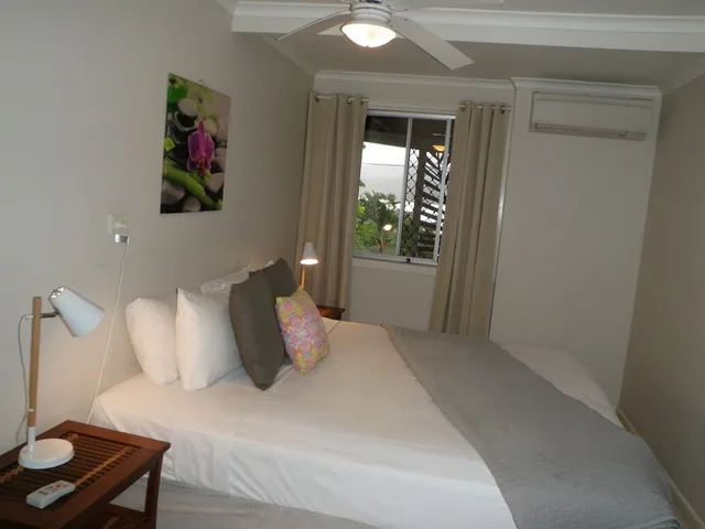 شقة بسرير كوين وسريرين منفصلين بإطلالة على المسبح بغرفتي نوم، Airlie Apartments 1/3