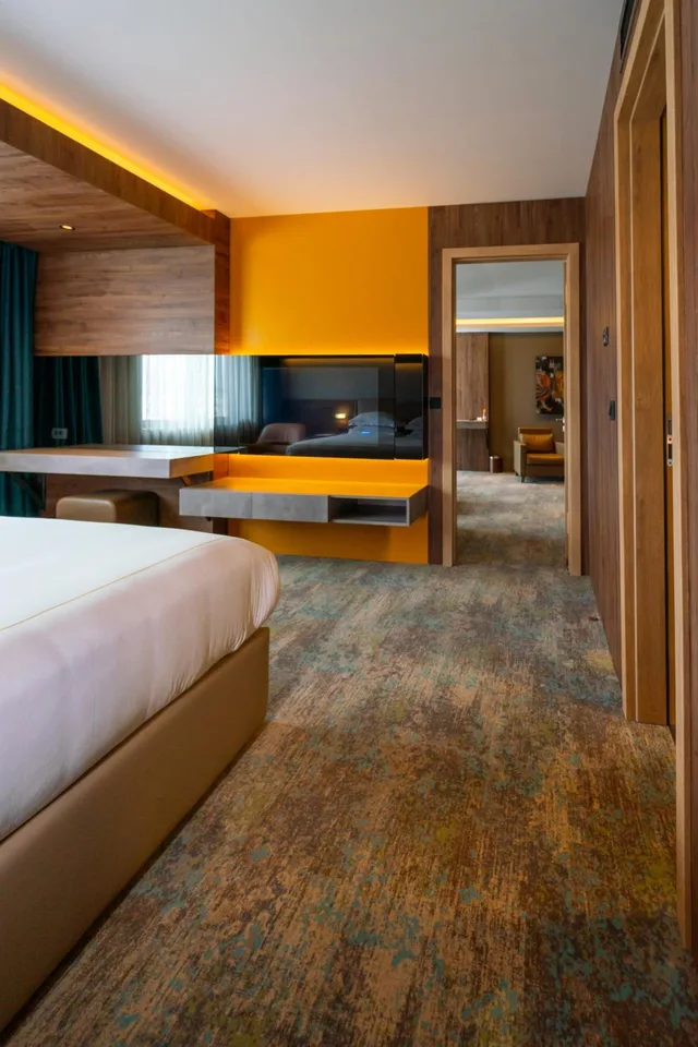 جناح جونيور، Emerald Hotel 3/7