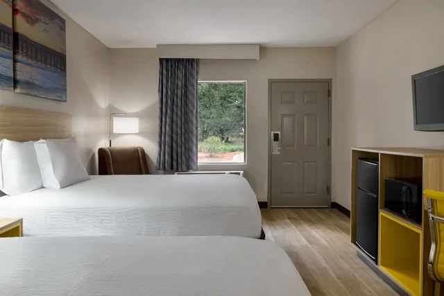 غرفة بسريرين كوين، Days Inn By Wyndham North Columbia Ft Jackson 2/5