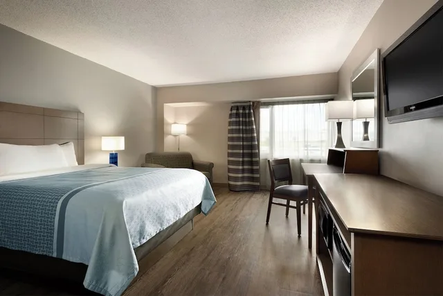 Tower, Queen Bed، Travelodge Hotel by Wyndham Saskatoon 2/6