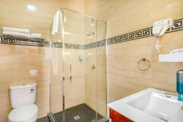 غرفة عائلية بسرير كينج وسريرين منفصلين، Ramada by Wyndham Hamilton City Center 7/8