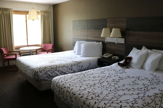 Standard, 2 Queen Beds, Balcony, Roosevelt Inn Mount Rushmore 3/8