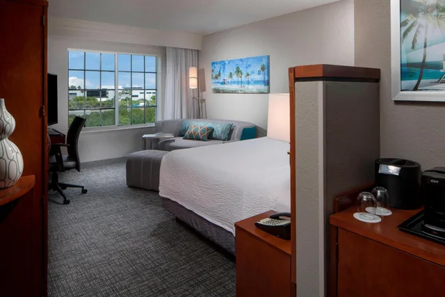 غرفة بسرير كينج مع أريكة بحوض استحمام لذوي الإعاقة، Courtyard Fort Lauderdale Airport and Cruise Port 2/4