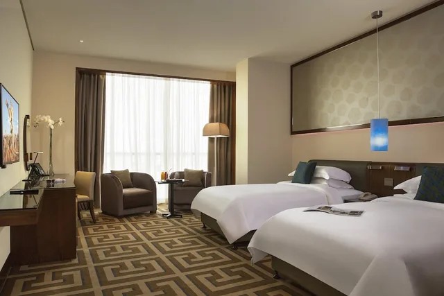 غرفة بسريرين منفصلين مع دخول صالة النادي، روش ريحان من روتانا(Rosh Olaya Hotel) 1/5
