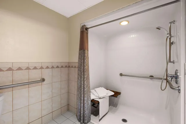 غرفة بسرير كينج بحوض جاكوزي لذوي الإعاقة، Best Western Northwoods Lodge 3/3