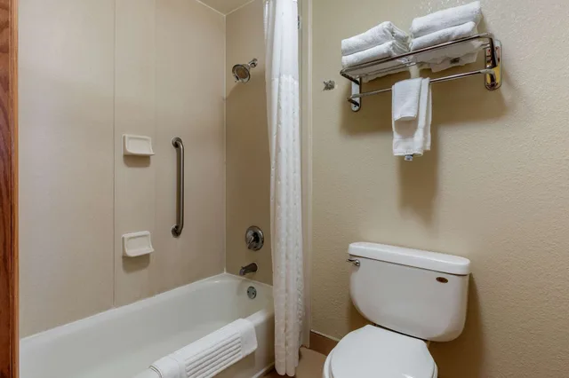 2 Queen Beds Suite with 2 Person Sofa Sleeper، Comfort Inn & Suites Kenosha-Pleasant Prairie 5/5