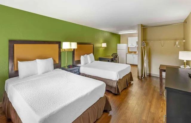 غرفة بسريرين مزدوجين بمطبخ، Studio 6 Suites Sacramento Northgate CA 3/7