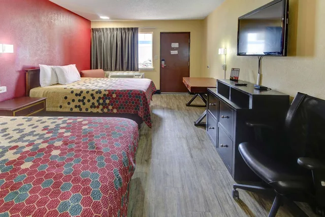 Upgrade, 2 Queen Beds, Smoking، Econo Lodge Town Center 2/4