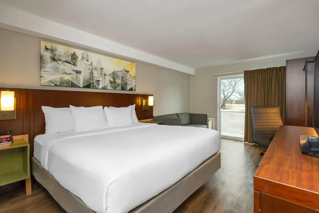 Room, Queen Bed, Accessible, Comfort Inn Kenora, ON 1/2