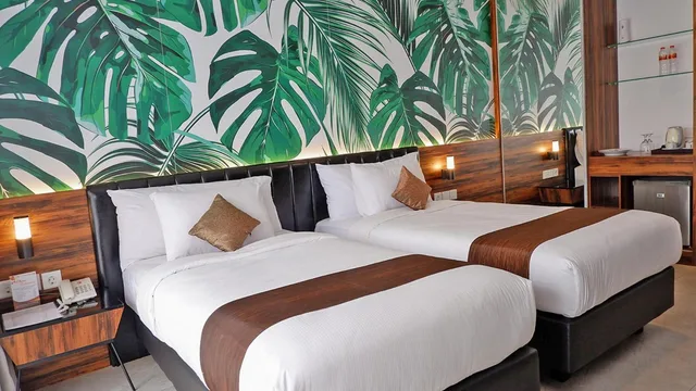 غرفة بسريرين منفصلين بشرفة، Front One Resort Magelang 1/10